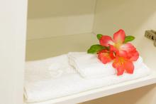 Фото товара Комплект мебели для ванной Sanflor Бэтта 60 с дверцами, белая с красными вставками/Тигода 60 (Сантек)