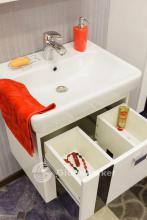 Фото товара Комплект мебели для ванной Sanflor Бэтта 60 с ящиками, белый с черными вставками/Тигода 60 (Сантек)