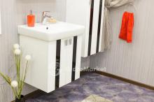 Фото товара Комплект мебели для ванной Sanflor Бэтта 60 с дверцами, белый с черными вставками/Тигода 60 (Сантек)